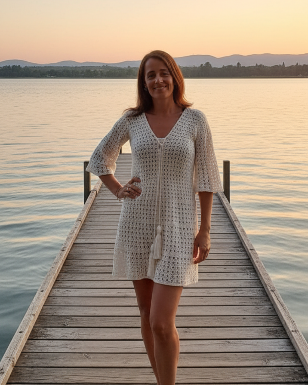 Carolina usando su vestido de crochet blanco junto al lago